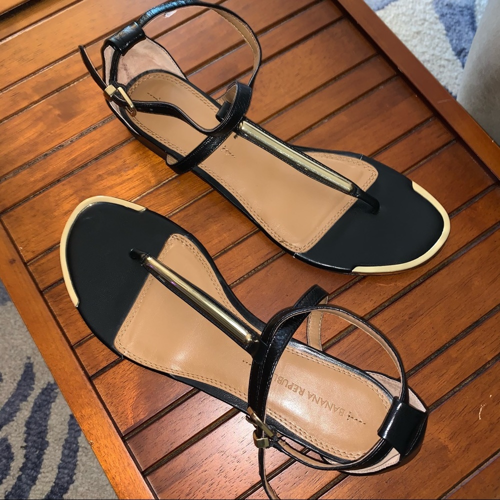 Banana Republic Flats T-Strap Sandals Leather Black and Gold Size 8